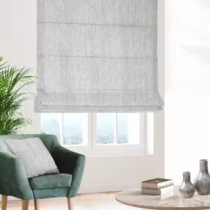 Roleta rzymska jasnoszaro popielata z tkaniny o wyraźnym splocie z efektem melanżu