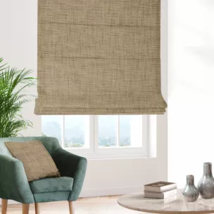 Roleta rzymska jasnobrązowa z tkaniny o grubym splocie z efektem melanżu