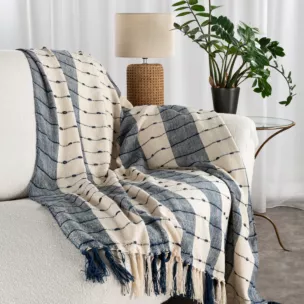 Koc 130x170 cm granatowo, kremowy w krate zdobiony frędzlami ERIE kolekcja TOLEDO