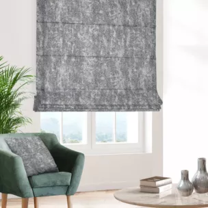 Roleta rzymska popielato srebrzysta z tkaninay o grubym, naturalnym splocie z delikatnym połyskiem