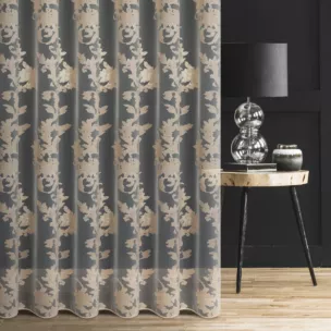 Firana szyta na taśmie 5 cm naturalno pudrowa z przezroczystej organtyny ozdobionej dużym, połyskliwym wzorem ornamentowym, wykończona obciążnikiem Italissima Eva Min