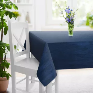 Obrus szyty granatowy z tkaniny welwetowej w pionowe prążki, wykończona obciążnikiem