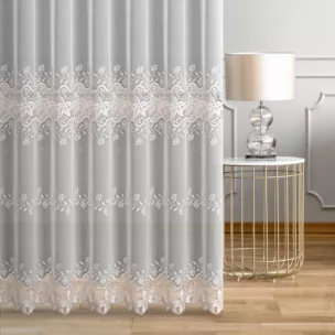 Firana szyta na flexach biało złota z delikatnej tkaniny typu ADEN z efektem deszczyku, zdobionej kwiatową aplikacją