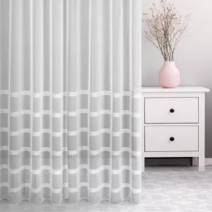 Firana szyta na taśmie 5 cm biało srebrna z delikatnej tkaniny zdobionej pasami lurex, wykończona obciążnikiem