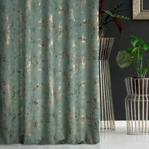 Zasłona szyta na flexach jasnozielono złota z grubej, matowej tkaniny welwetowej z połyskliwym nadrukiem Italissima Eva Minge