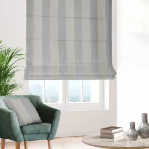 Roleta rzymska srebrna z szenilowej tkaniny w klasyczne pionowe pasy przetykane błyszczącą nicią