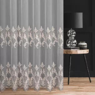 Firana szyta na przelotkach biało złocista z matowej tkaniny ADEN ozdobionej szenilowym haftem ornamentowym Pierre Cardin