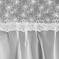 Firana biało, srebrzysta zdobiona aplikacją haftowanych kwiatów z błyszczącą nicią 140x250 cm przelotka LAURI