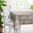 Obrus szyty ciemnobeżowo srebrny z eleganckiej tkaniny w duży ornamentowy wzór