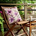 Poszewka na poduszkę 45x45 cm z tkaniny wodoodpornej kremowo, różowa idealna na taras oraz balkon zdobiona nadrukiem kwiatów i frędzli GARDEN