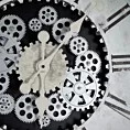 Dekoracyjny zegar ścienny w stylu retro z ruchomymi kołami zębatymi