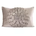Poszewka na poduszkę 30 x 50 cm z welwetu kolor beżowy zdobiona trójwymiarowym motywem kwiatu FLORES 2