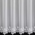 Firana szyta na flexach biała z miękkiej, matowej tkaniny ozdobionej aplikacją z wzorem fantazyjnym