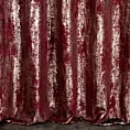 Zasłona szyta na tunelu bordowo złocista z grubej, welwetowej tkaniny z efektem przecieranego wzoru, zdobiona delikatnie połyskującym nadrukiem