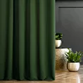 Zasłona szyta na taśmie 5 cm ciemnozielona z gładkiej tkaniny zaciemniającej typu dimout