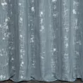 Zasłona szyta na flexach niebiesko srebrzysta z tkaniny o naturalnym splocie, zdobiona błyszczcącym nadrukiem Italissima Eva Minge