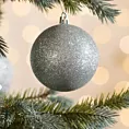 Bombka choinkowa oprószona srebrnym brokatem