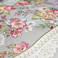 Obrus popielato, różowy 140x180 cm gobelinowy zdobiony tkanym motywem kwiatowym