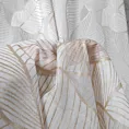 Firana szyta na taśmie 5 cm biało złota z tkaniny typu BATYST z delikatnie połyskującym nadrukiem w kształcie liści po całości tkaniny, wykończona obciążnikiem