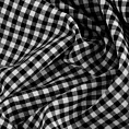 Obrus szyty czarno biały z delikatnej tkaniny w kratkę