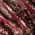 Roleta rzymska bordowo złocista z grubej, welwetowej tkaniny z efektem przecieranego wzoru, zdobiona delikatnie połyskującym nadrukiem
