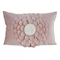 Poszewka na poduszkę 30 x 50 cm z welwetu kolor pudrowy zdobiona trójwymiarowym motywem kwiatu FLORES 2