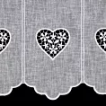 Tkanina firanowa zazdrostka z etaminy zdobiona haftowanymi ażurowymi sercami