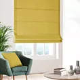 Roleta rzymska musztardowa z miękkiej, matowej tkaniny w drobny geometryczny wzór