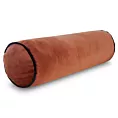 Poduszka dekoracyjna wałek 15 x 45 cm welwetowy ceglasty zdobiony kontrastującą lamówką GAJA