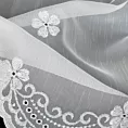 Firana szyta na taśmie 5 cm LEYA biało srebrna z matowej tkaniny haftowanej w drobny kwiatowy wzór z ażurem