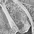 Firana szyta na taśmie 5 cm biała z delikatnej, matowej tkaniny PERU ozdobionej eleganckim, ażurowym haftem w kształcie ornamentów