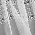 Firana szyta na taśmie fala biała z matowej tkaniny ADEN zdobionej haftem w drobny geometryczny wzór
