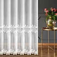 Firana szyta na flexach biała z miękkiej, matowej tkaniny ozdobionej aplikacją z wzorem fantazyjnym