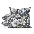 Poszewka szyta MISHA grafitowo biała z miękkiej tkaniny typu blackout drukowanej w nowoczesny kwiatowy wzór