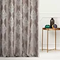 Zasłona szyta na taśmie 5 cm ciemnobeżowo srebrna z eleganckiej tkaniny w duży ornamentowy wzór