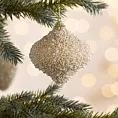 Bombka choinkowa zdobiona drobnymi kuleczkami