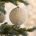 Bombka choinkowa zdobiona drobnymi kuleczkami