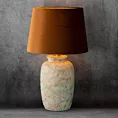 Lampa stołowa do pokoju rudo, kremowa STELA na podstawie z betonu z abażurem z lśniącego welwetu