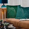 Poszewka na poduszkę 45x45 cm welwetowa ciemnomiętowa z dużym złotym wzorem kwiatu lotosu BLINK 19