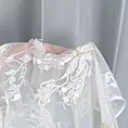 Firana biała z gładkiej tkaniny zdobiona pasem haftowanych kwiatów i perełek 140x250 cm przelotka JULIA EVA MINGE