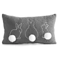 Poszewka na poduszkę 30x50 cm z tkaniny typu bukla stalowo, biała z uroczym haftem z pomponami WIOSNA 37