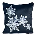 Poszewka na poduszkę 60x60 cm welwetowa, granatowo biała zdobiona nadrukiem ze śnieżynkami CAROL