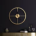 Dekoracyjny zegar ścienny z metalu w nowoczesnym minimalistycznym stylu