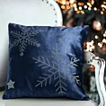 Poszewka na poduszkę świąteczna 45x45 cm granatowo, srebrna welwetowa zdobiona motywem śnieżynek z lśniących kryształków