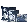 Poszewka na poduszkę 30x45 cm welwetowa, granatowo biała zdobiona nadrukiem ze śnieżynkami CAROL