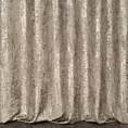 Zasłona szyta na taśmie 5 cm beżowo złocista z grubej, welwetowej tkaniny z efektem przecieranego wzoru, zdobiona delikatnie połyskującym nadrukiem