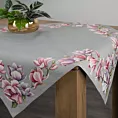 Obrus popielato, różowy 100x100 cm gobelinowy zdobiony motywem kwiatów magnolii