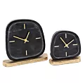 Minimalistyczny zegar stołowy imitujący marmur ze złotymi wskazówkami