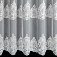 Firana szyta na tunelu biała z tkaniny typu aden z efektem delikatnego deszczyku, zdobionej haftem łańcuszkowym we wzór ornamentowy