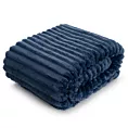 Koc flano 170x210 cm granatowy zdobiony wytłaczanym wzorem z efektem 3D SOFT Design 91